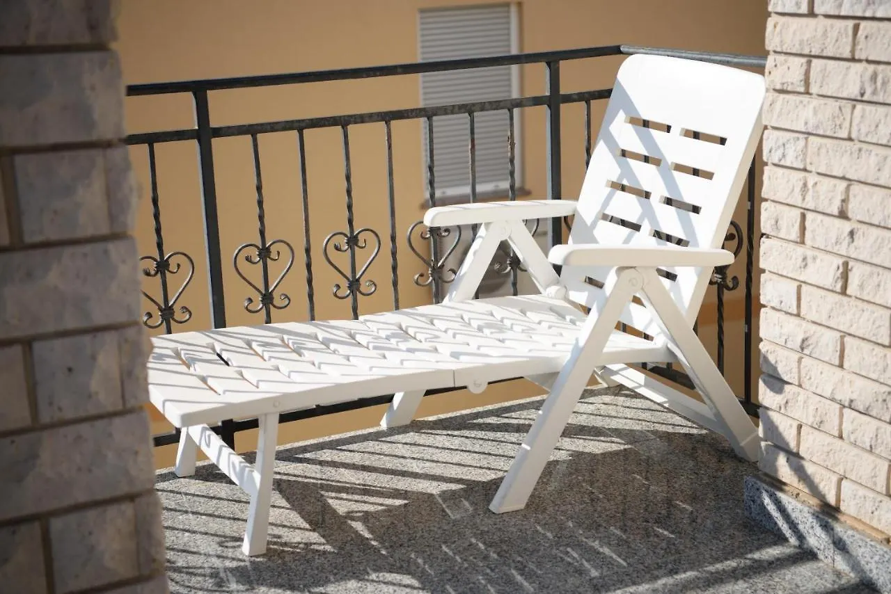 Villa Claudia Lemon Appartment Premantura Holiday home